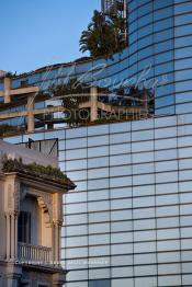 Image du Maroc Professionnelle de  Située sur l'avenue des Forces Armées Royales, le détail du balcon d'un superbe immeuble qui mérite de faire partie de ceux qui sont classés comme patrimoine architectural.. en arrière plan "La Bourse de Casablanca"  Société Anonyme à Conseil d’Administration. Placée sous la tutelle du Ministère de l'Economie et des Finances. Dimanche 22 Février 2009. (Photo / Abdeljalil Bounhar)